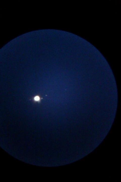Jupiter med 4 månar.