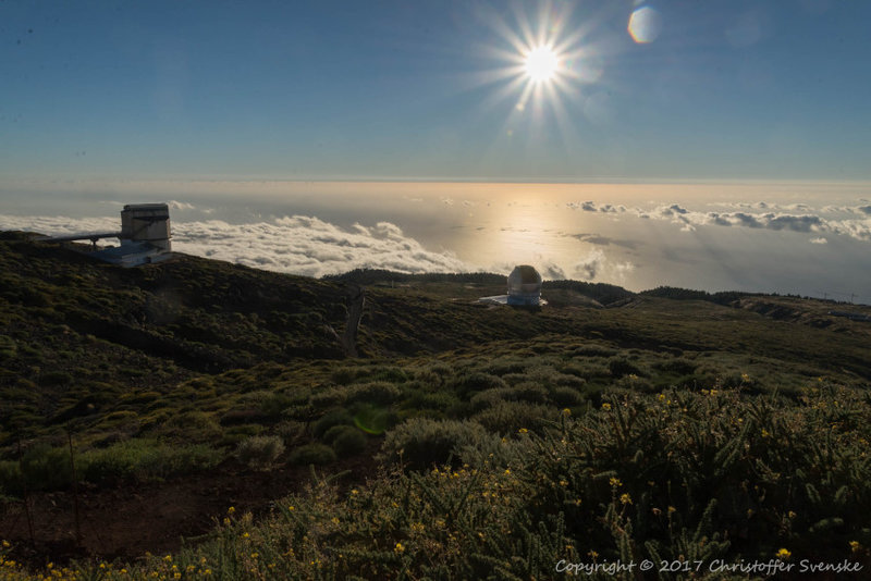 Solnedgång med spikar pga bländarlameller i kameraobjektivet. Denna utsikt är från NOT och man ser GTC nedanför, supermäktigt i verkligheten! Gran Telescopio Canarias.