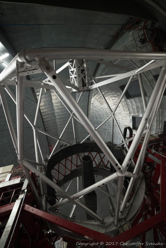 GTC i sin fulla prakt, vräldens största teleskop. Det som syns är den segmenterade primärspegeln samt tetriärspegeln för att få Nasmyth fokus. Gran Telescopio Canarias.