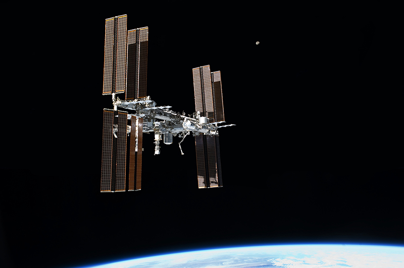 20140109_STS-135_final_flyaround_of_ISS_2.jpg