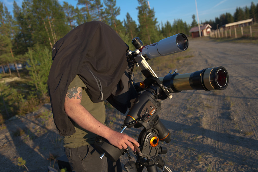 Nybliven jägare granskar solen